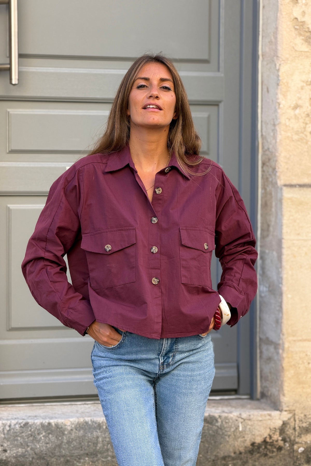 Chemise courte en toile aubergine boutons écaille et poches