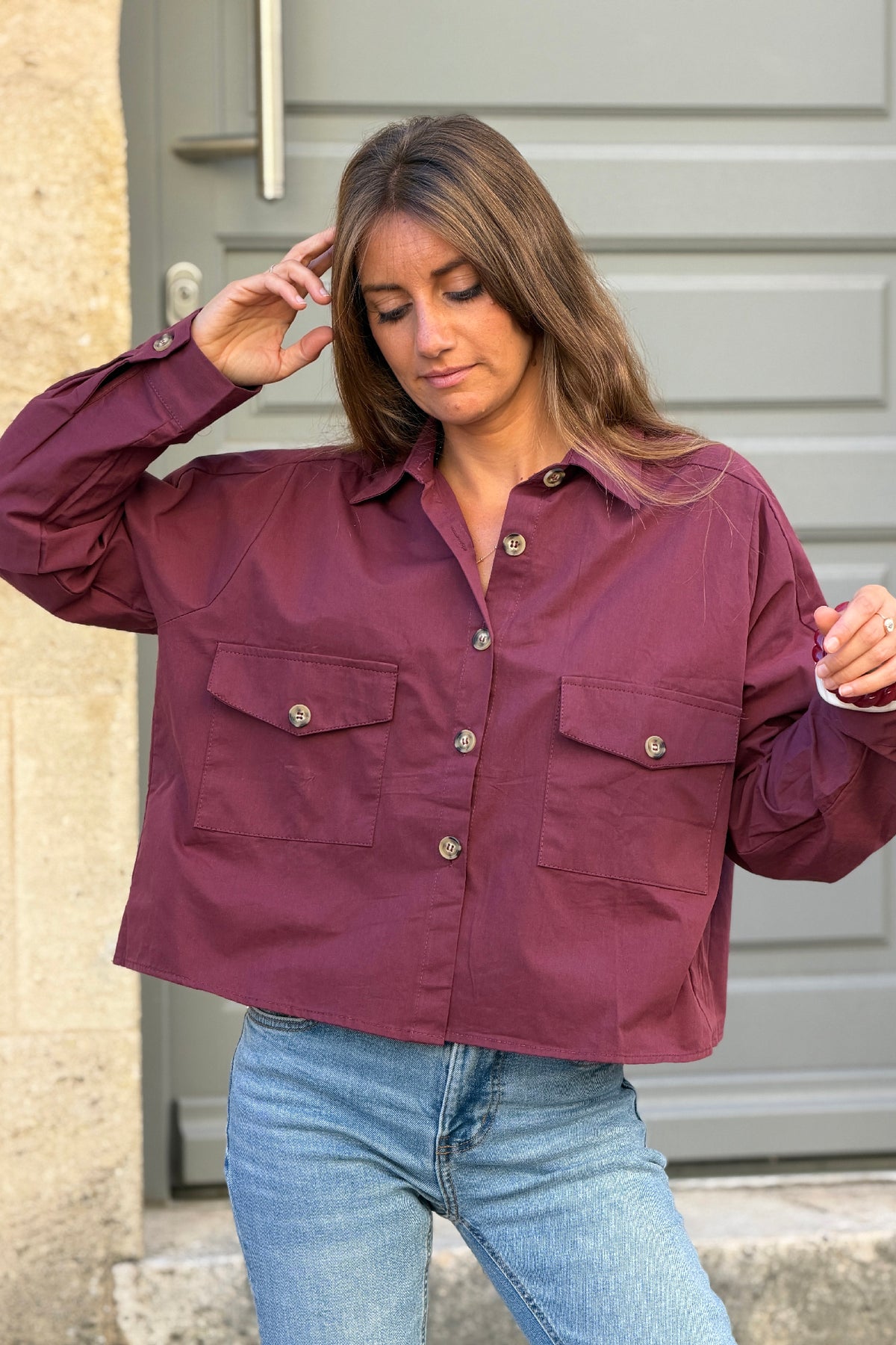 Chemise courte en toile aubergine boutons écaille et poches