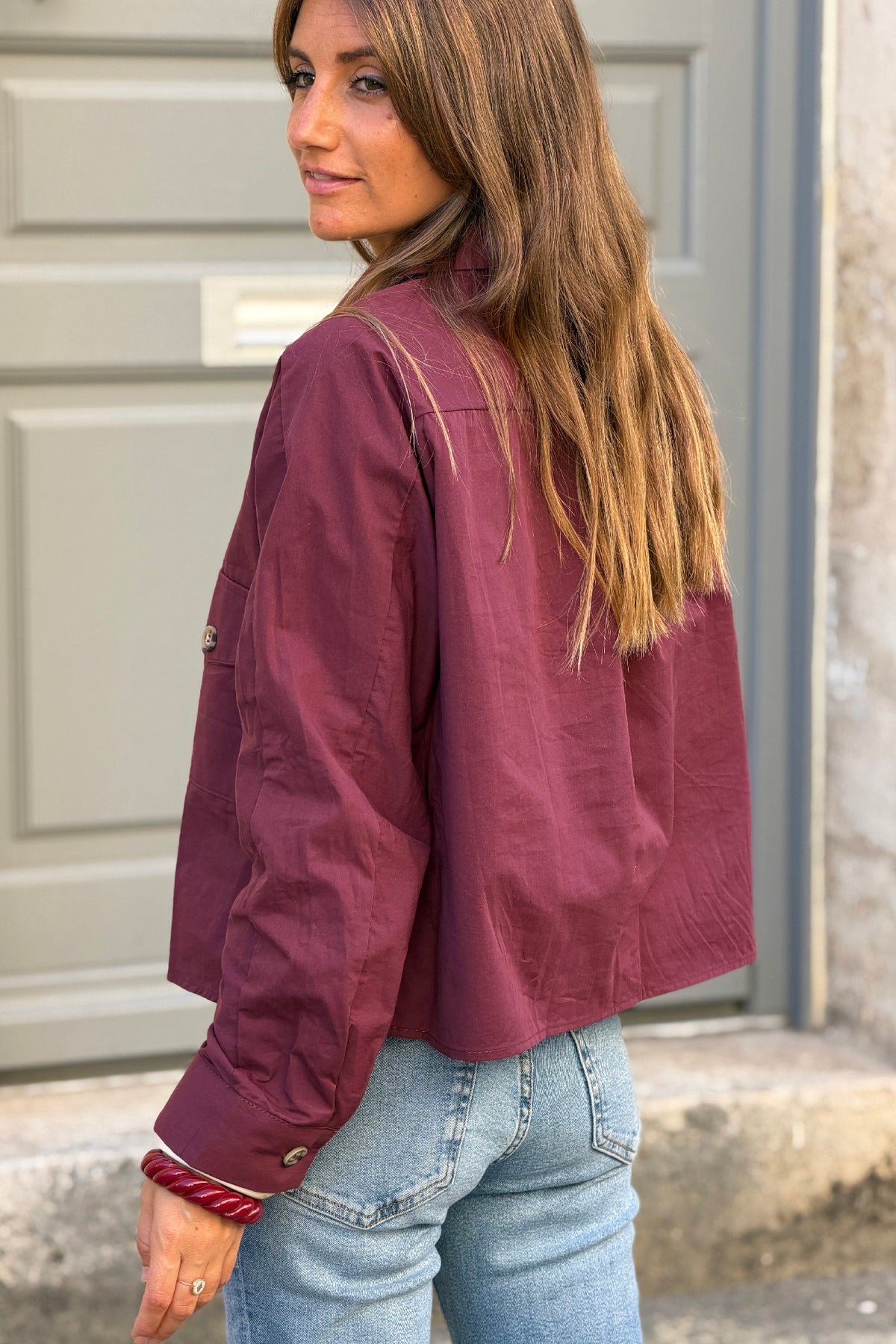 Chemise courte en toile aubergine boutons écaille et poches