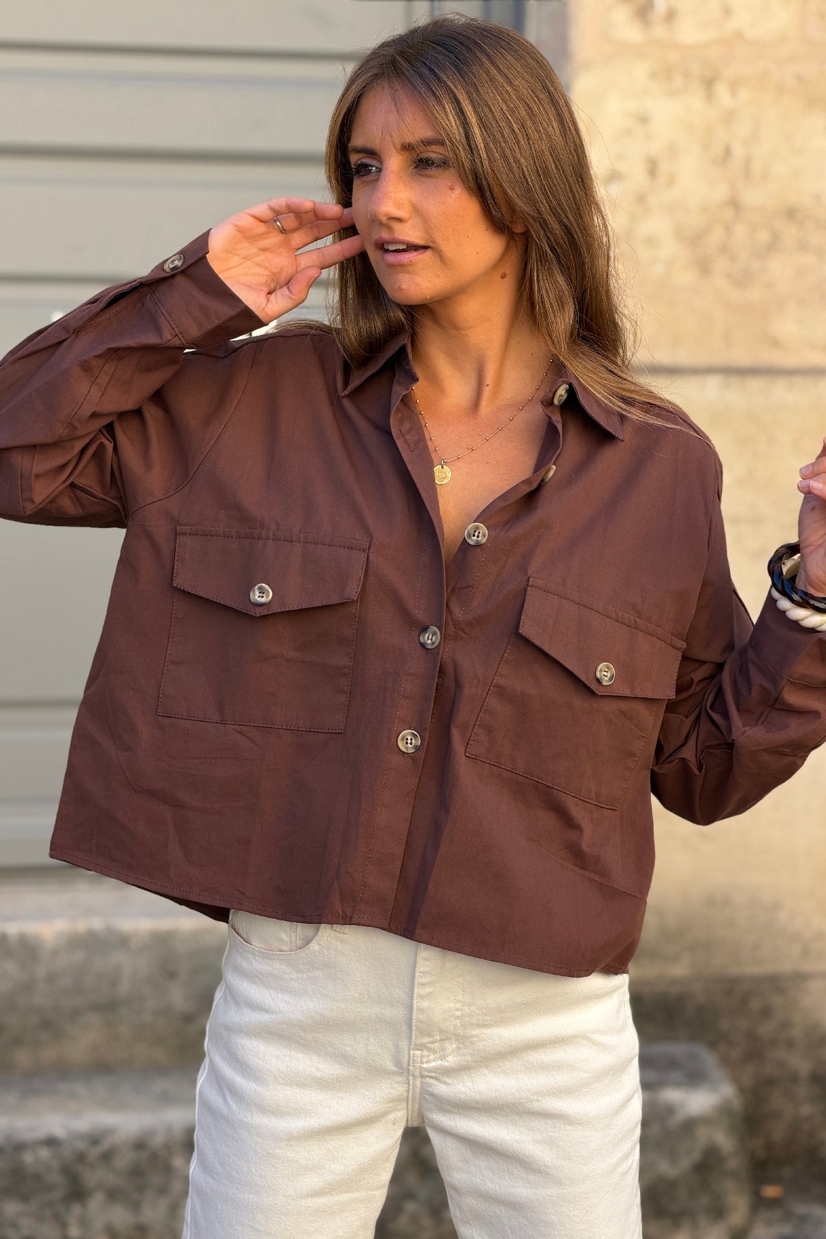 Chemise courte en toile marron boutons écaille et poches