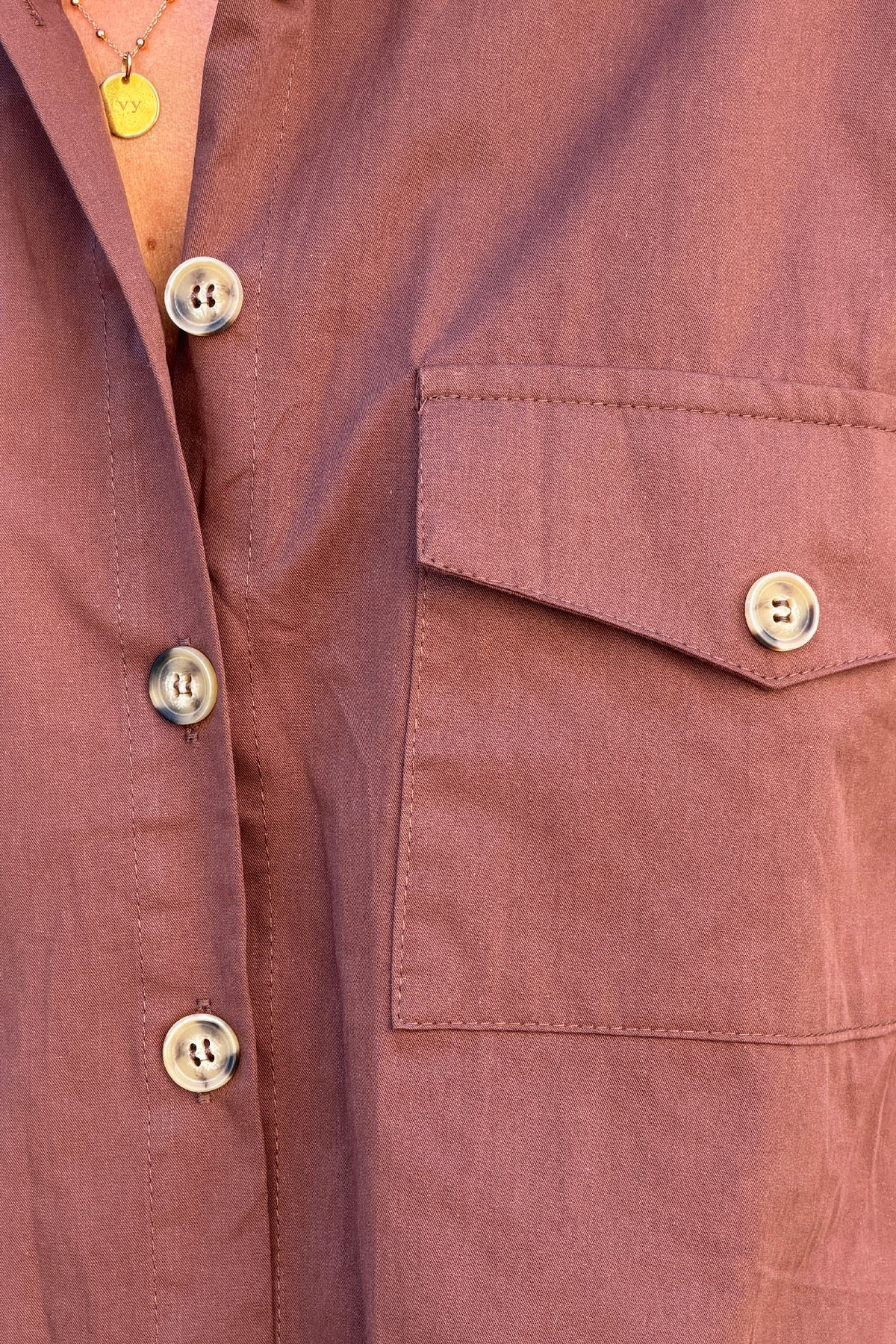 Chemise courte en toile marron boutons écaille et poches