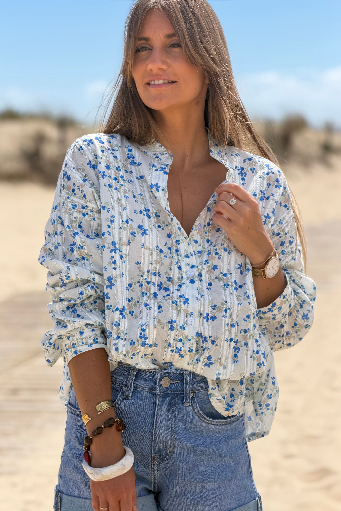 Chemise en coton motif petites fleurs bleues rayures broderie ajourée