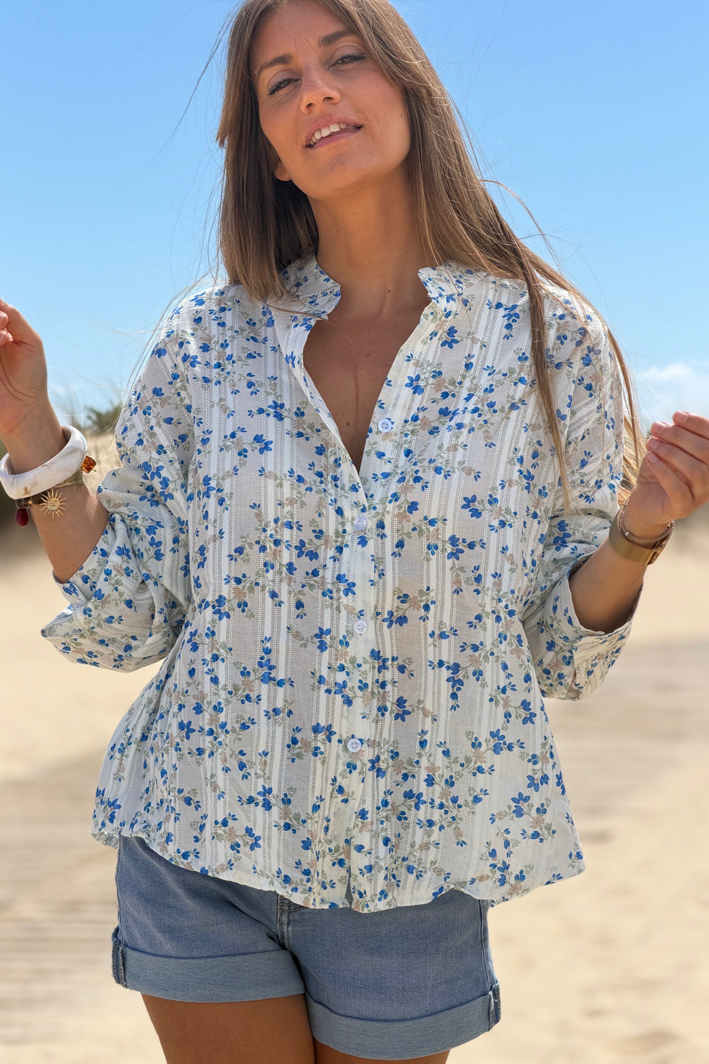 Chemise en coton motif petites fleurs bleues rayures broderie ajourée