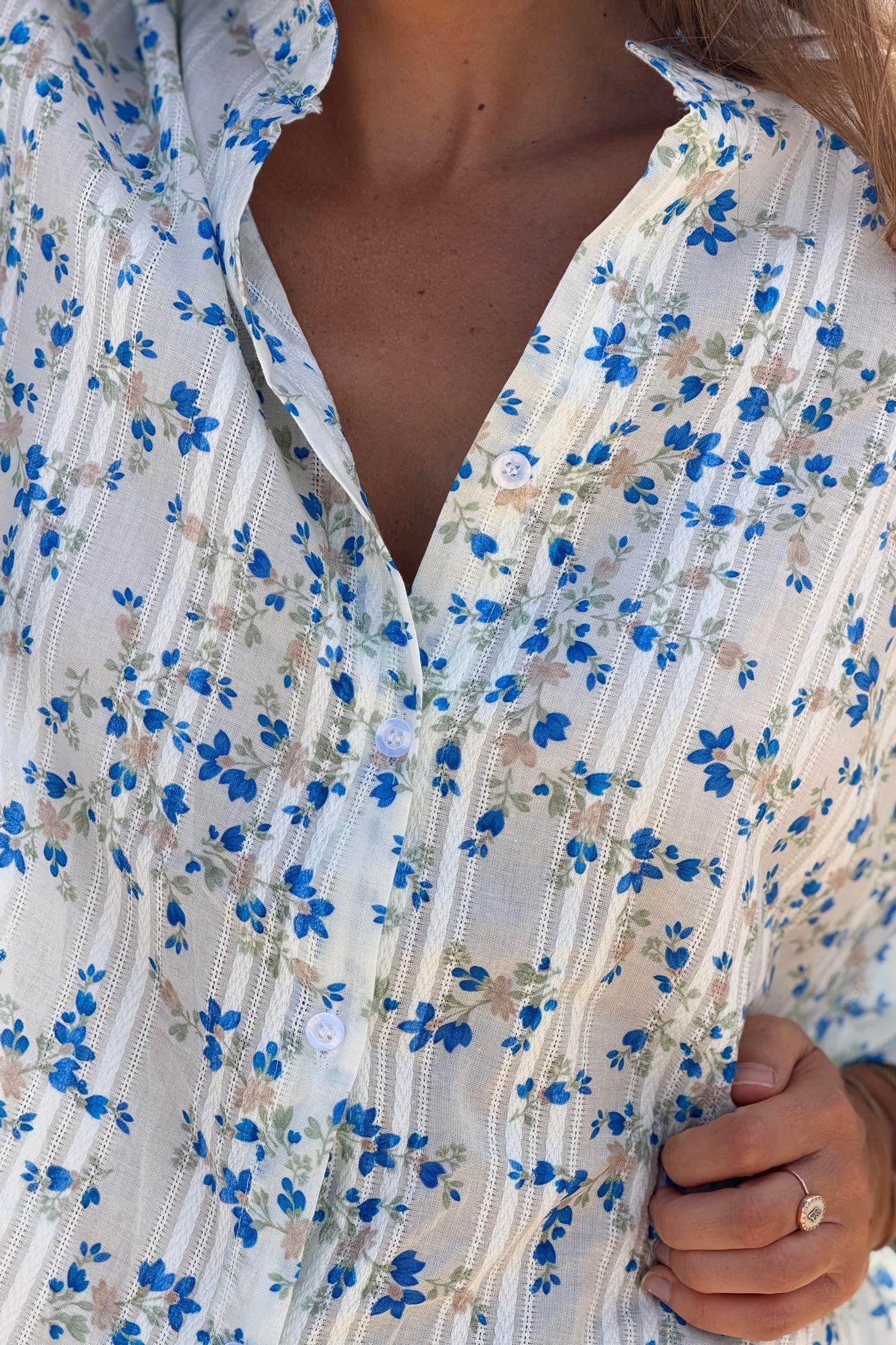 Chemise en coton motif petites fleurs bleues rayures broderie ajourée