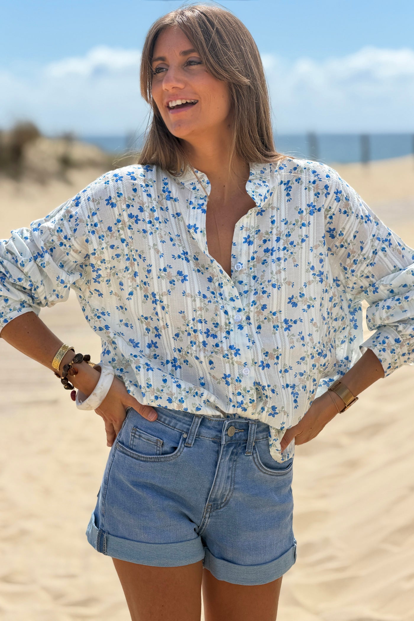 Chemise en coton motif petites fleurs bleues rayures broderie ajourée