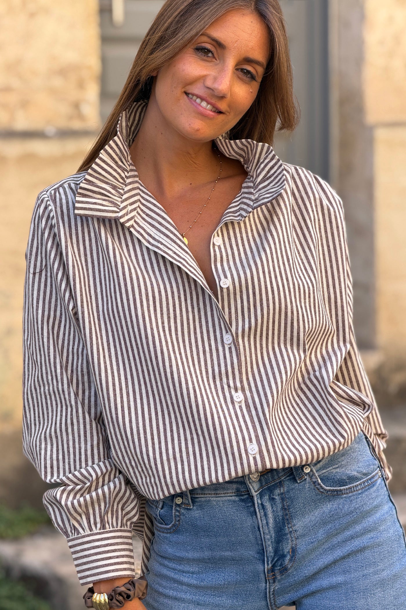 Chemise en coton rayures marron col victorien froufrous