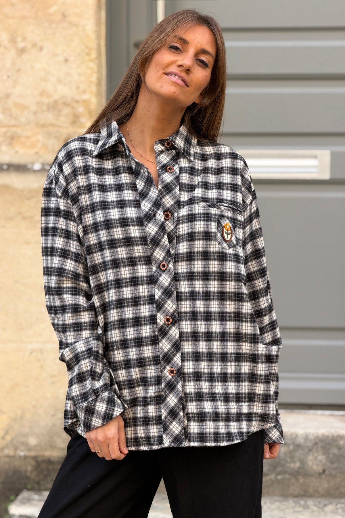 Chemise en flanelle à carreaux noir et blanc détail broderie fleurs écusson
