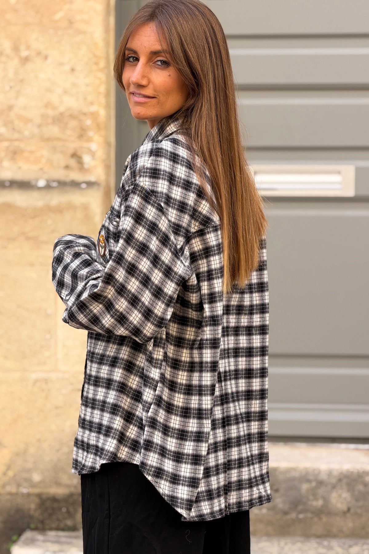 Chemise en flanelle à carreaux noir et blanc détail broderie fleurs écusson