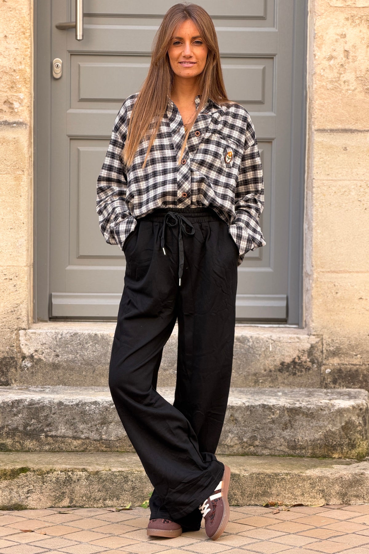 Chemise en flanelle à carreaux noir et blanc détail broderie fleurs écusson