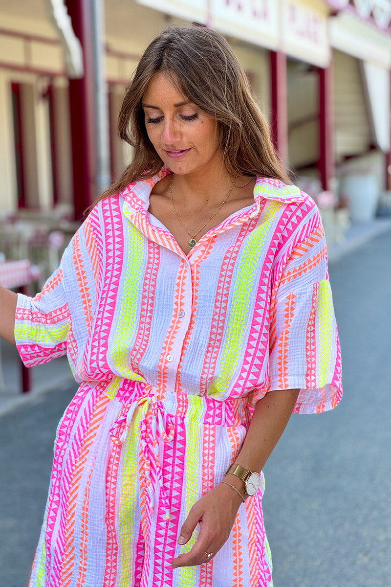 Camisa de gasa de algodón con estampado étnico y mangas cortas en tonos rosa, naranja y amarillo.