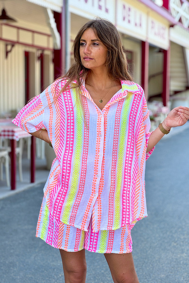 Camisa de gasa de algodón con estampado étnico y mangas cortas en tonos rosa, naranja y amarillo.