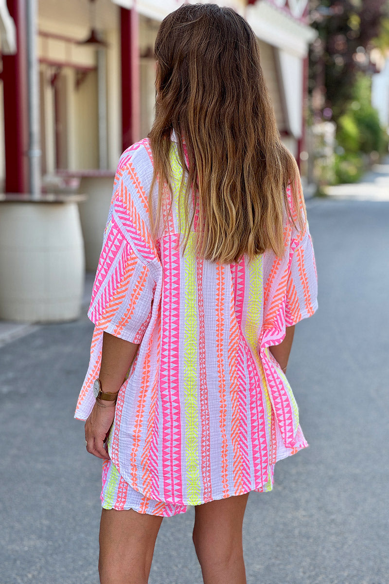 Camisa de gasa de algodón con estampado étnico y mangas cortas en tonos rosa, naranja y amarillo.