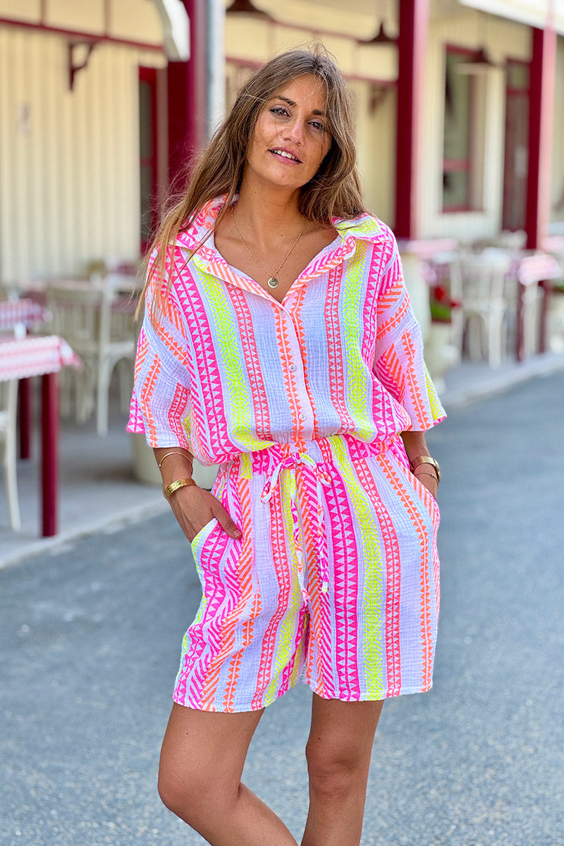 Camisa de gasa de algodón con estampado étnico y mangas cortas en tonos rosa, naranja y amarillo.