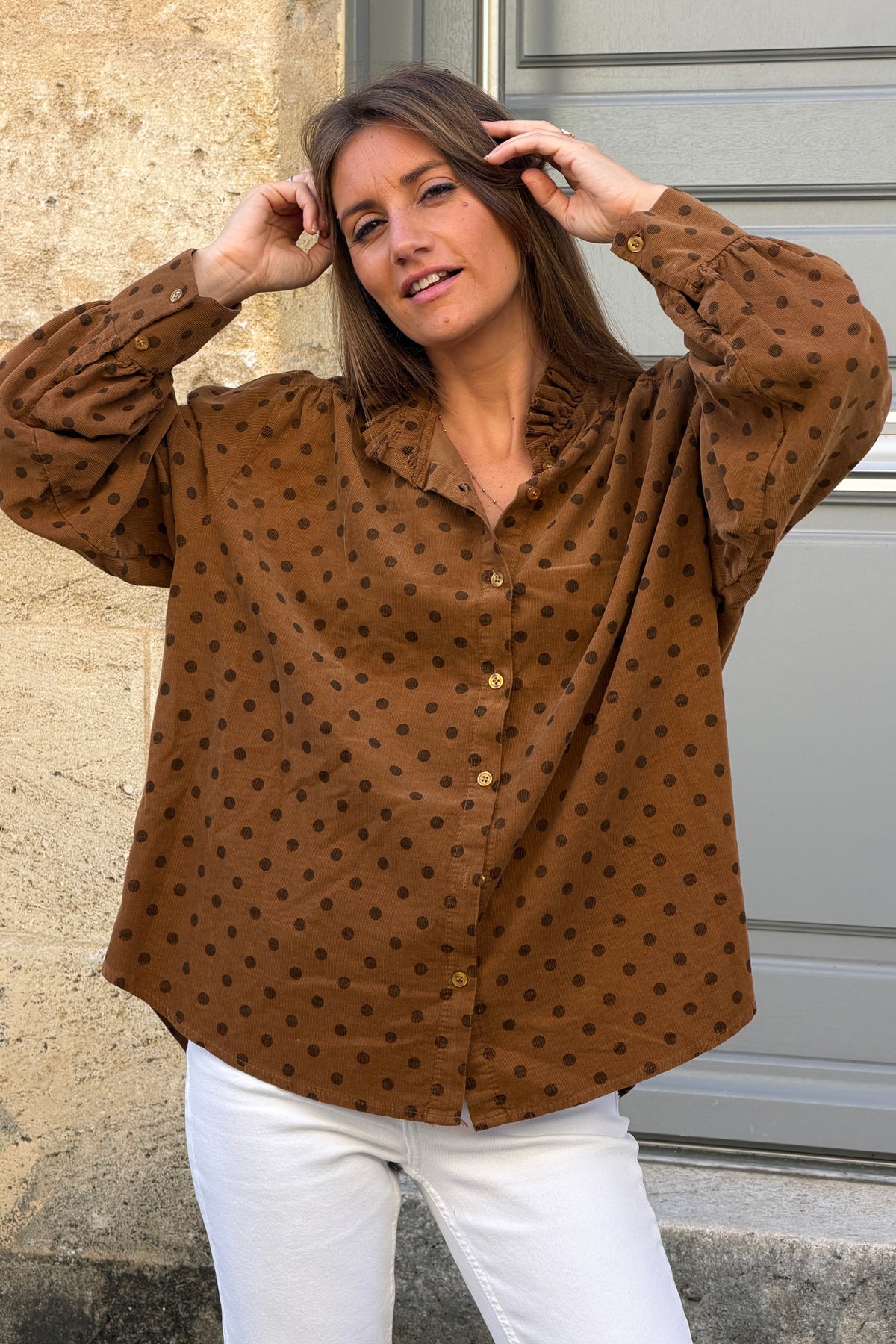 Chemise en velours côtelé fin camel motifs pois col victorien montant