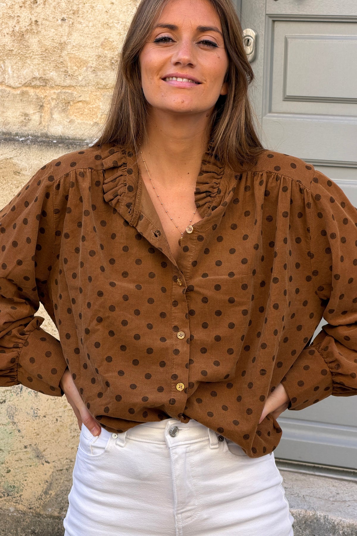 Chemise en velours côtelé fin camel motifs pois col victorien montant