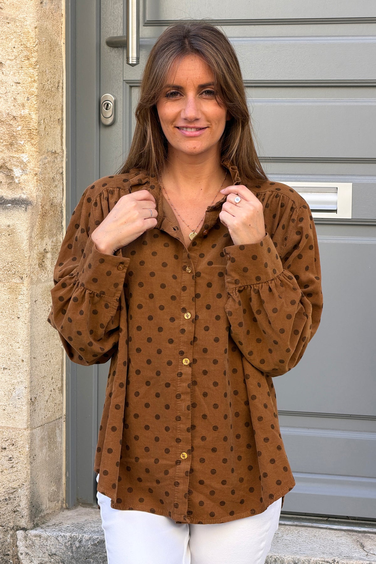Chemise en velours côtelé fin camel motifs pois col victorien montant