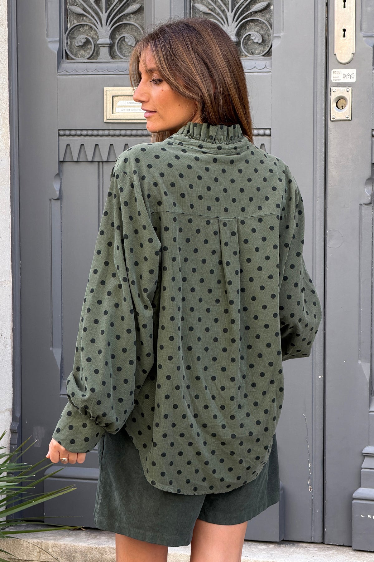 Chemise en velours côtelé fin kaki motifs pois col victorien montant