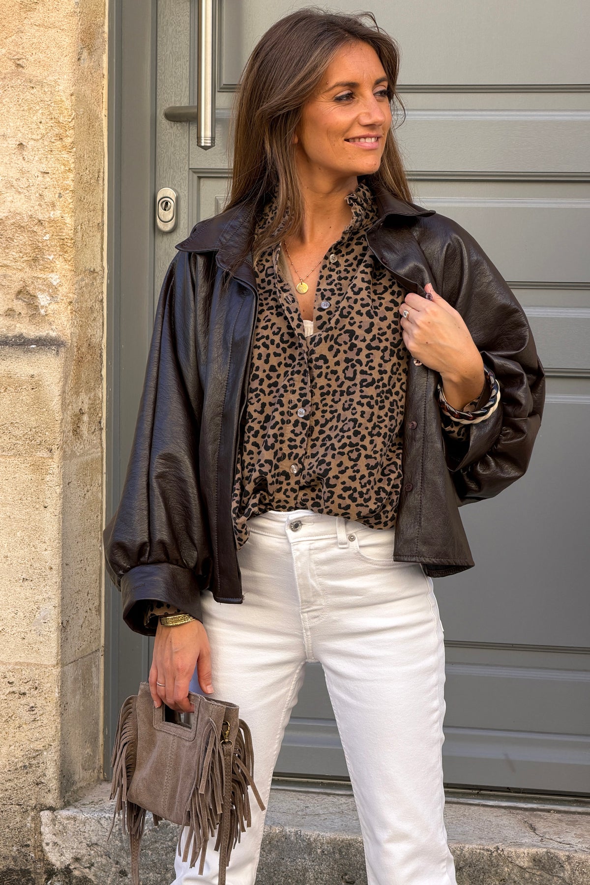 Chemise en velours côtelé fin marron glacé motifs léopard col victorien montant