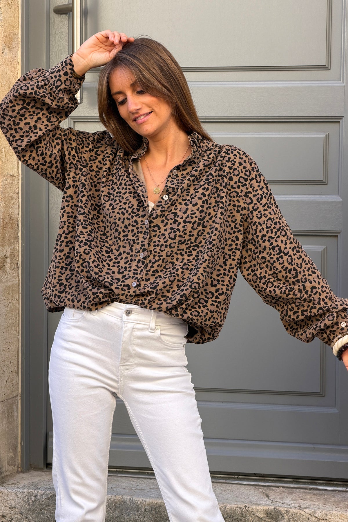 Chemise en velours côtelé fin marron glacé motifs léopard col victorien montant