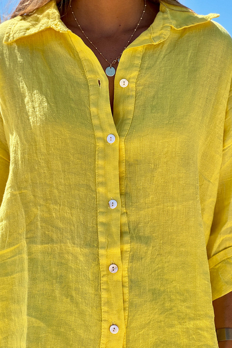 Camisa de lino amarilla con botones de nácar