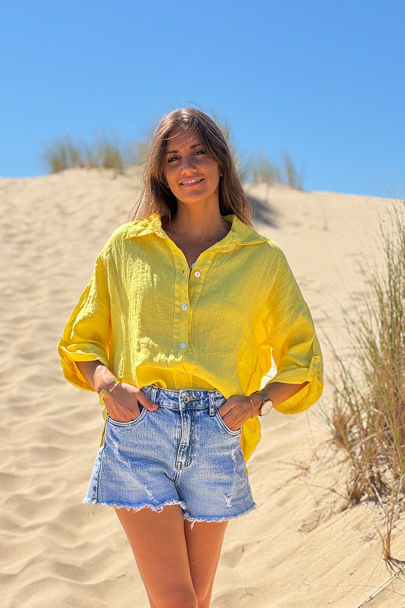 Camisa de lino amarilla con botones de nácar