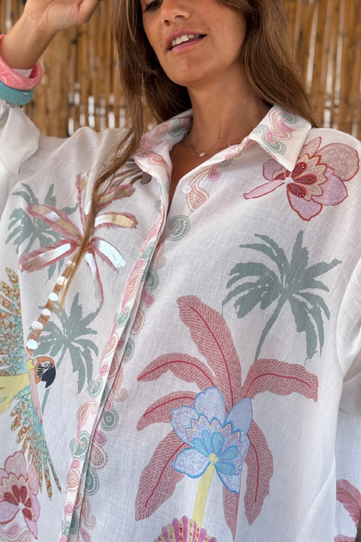 Chemise large blanche imprimé tropical pastel palmiers et perroquets détail brillant