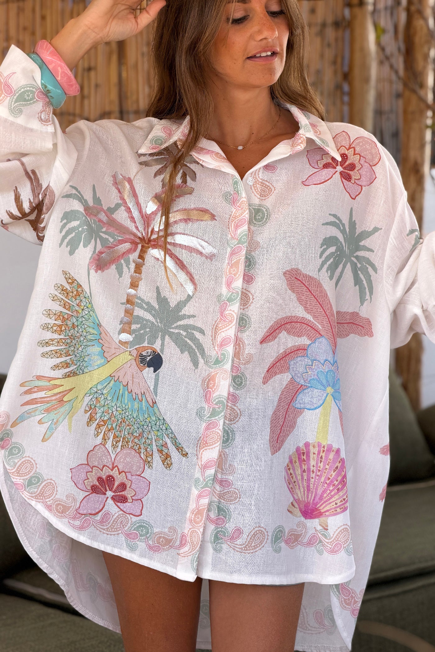 Chemise large blanche imprimé tropical pastel palmiers et perroquets détail brillant