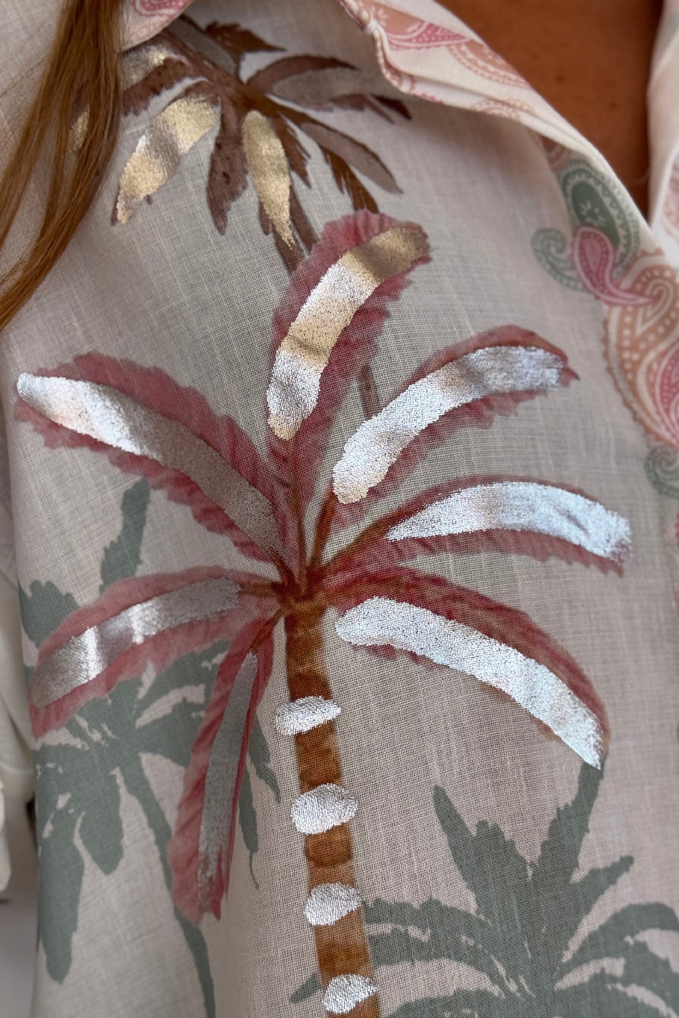 Chemise large blanche imprimé tropical pastel palmiers et perroquets détail brillant