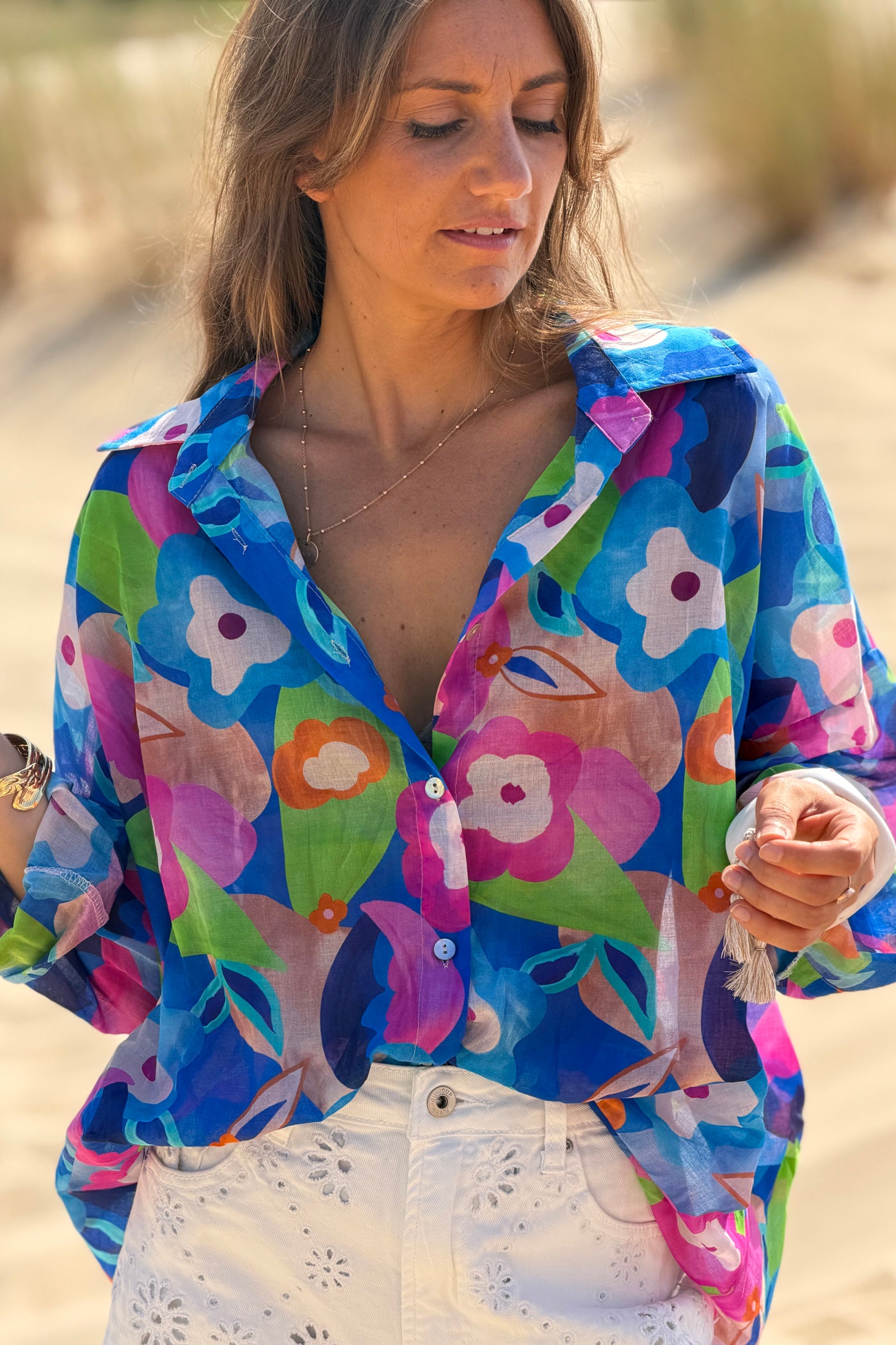 Chemise légère bleu roi en voile de coton imprimé fleurs peinture aquarelle