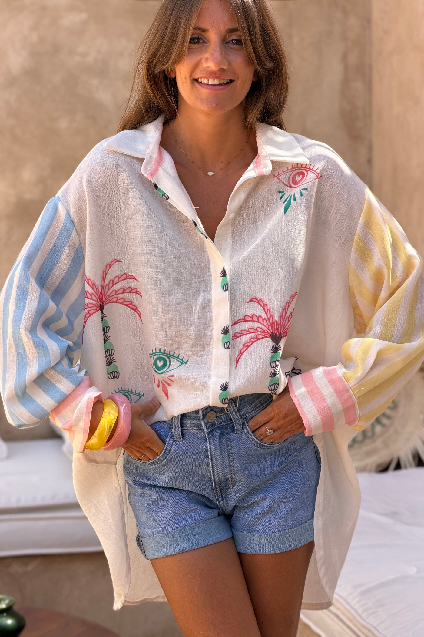 Chemise loose ecrue motifs palmiers oeil manches rayures colorées
