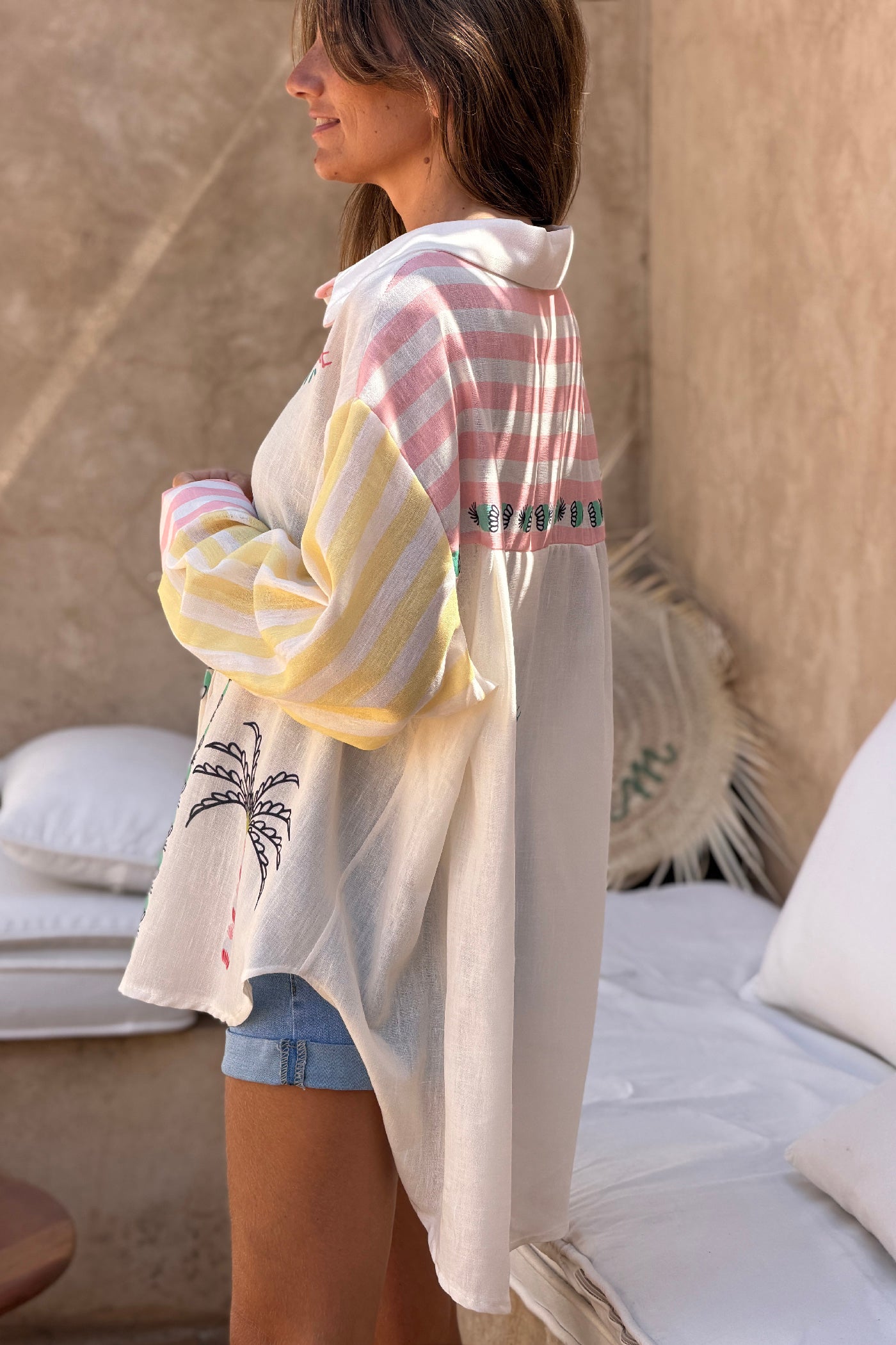Chemise loose ecrue motifs palmiers oeil manches rayures colorées