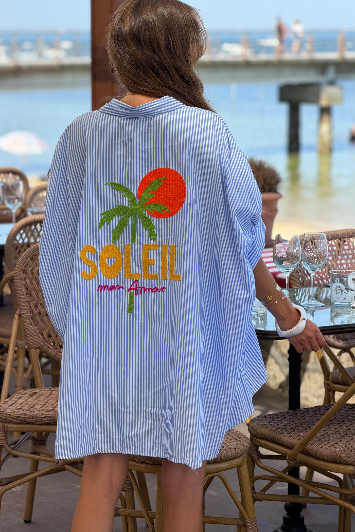 Chemise oversize rayures bleues symboles été broderie Summer Hibiscus