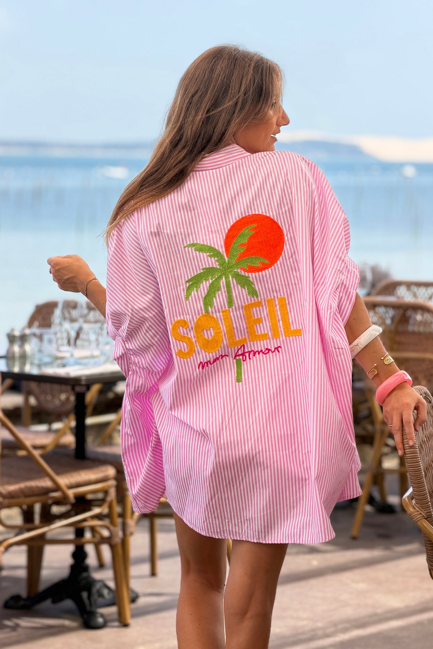 Chemise oversize rayures rose symboles été broderie Summer Hibiscus