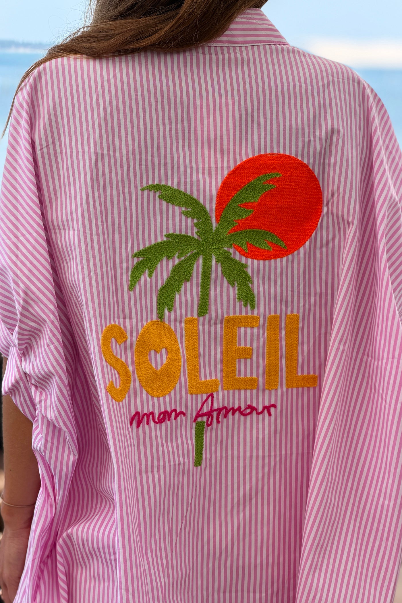 Chemise oversize rayures rose symboles été broderie Summer Hibiscus