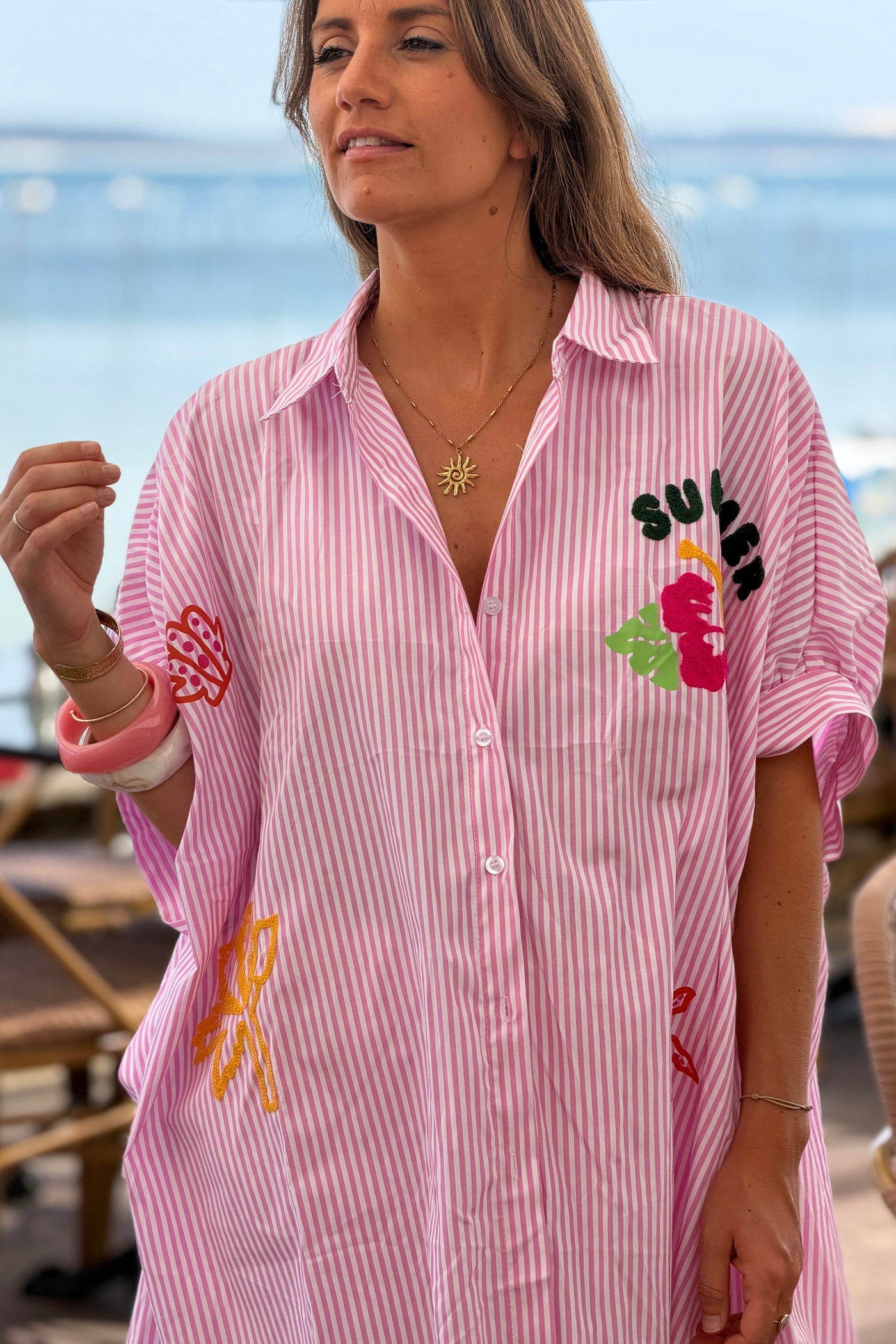 Chemise oversize rayures rose symboles été broderie Summer Hibiscus