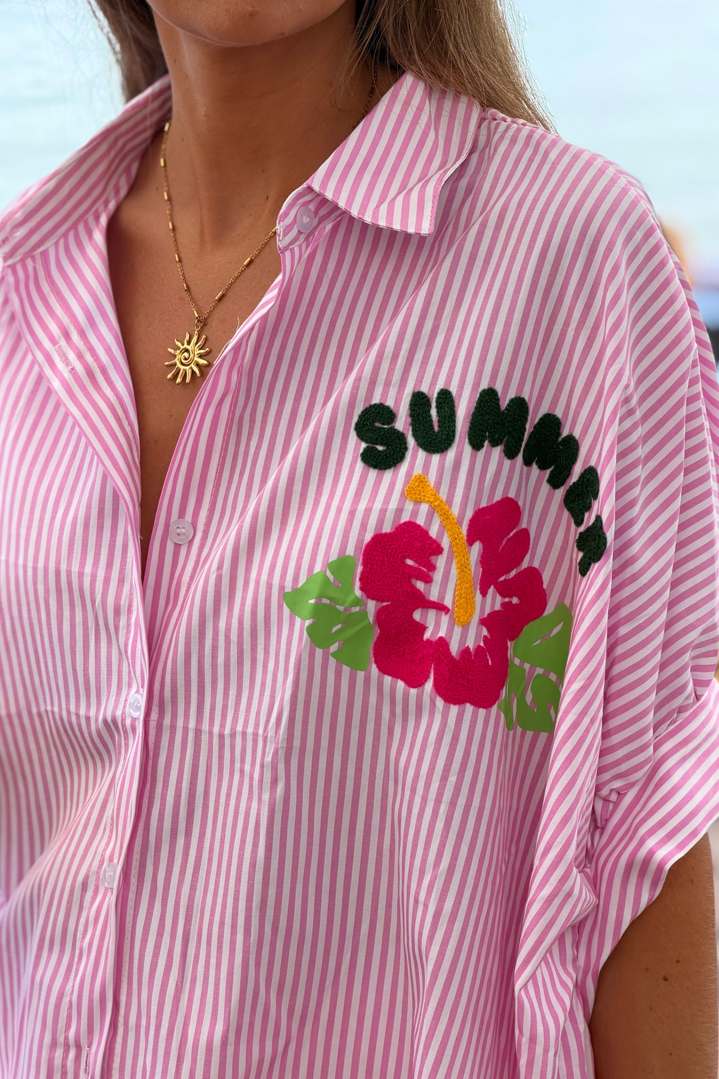 Chemise oversize rayures rose symboles été broderie Summer Hibiscus