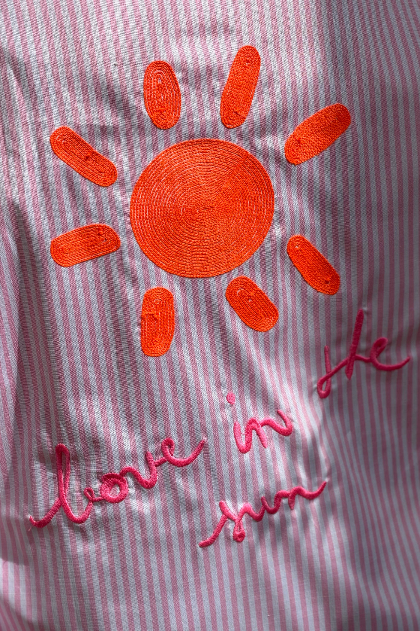 Chemise rayée rose broderie soleil Love in the sun au dos