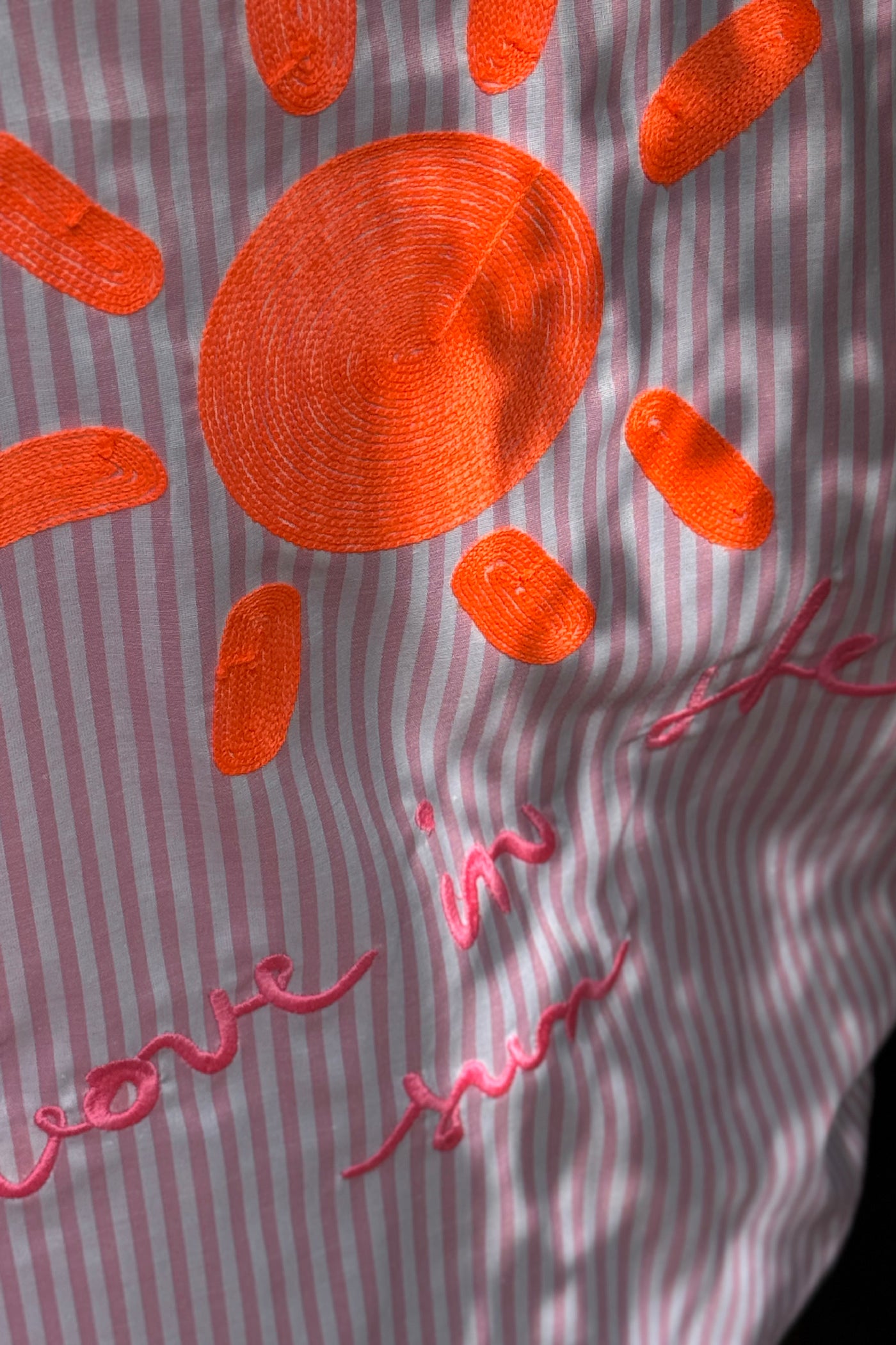 Chemise rayée rose broderie soleil Love in the sun au dos