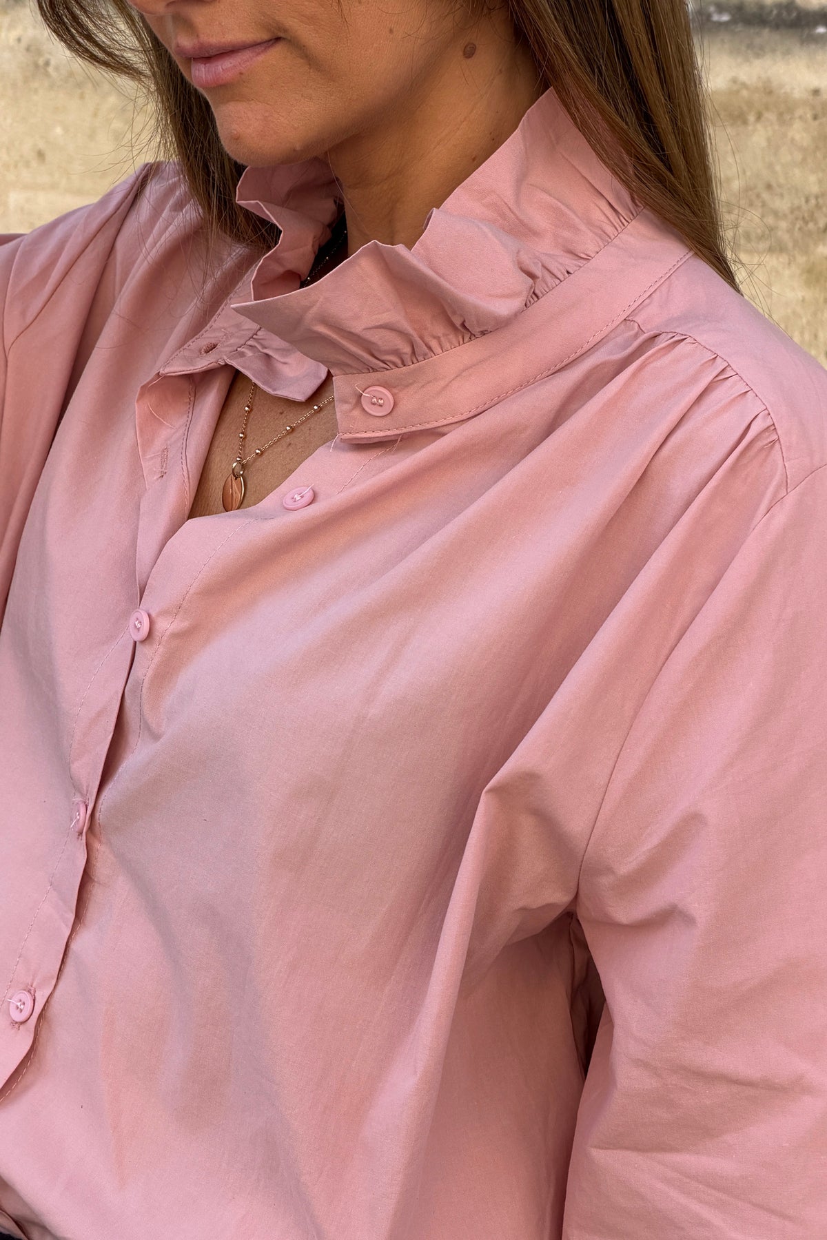 Chemise rose poudré en coton col victorien montant froufrou