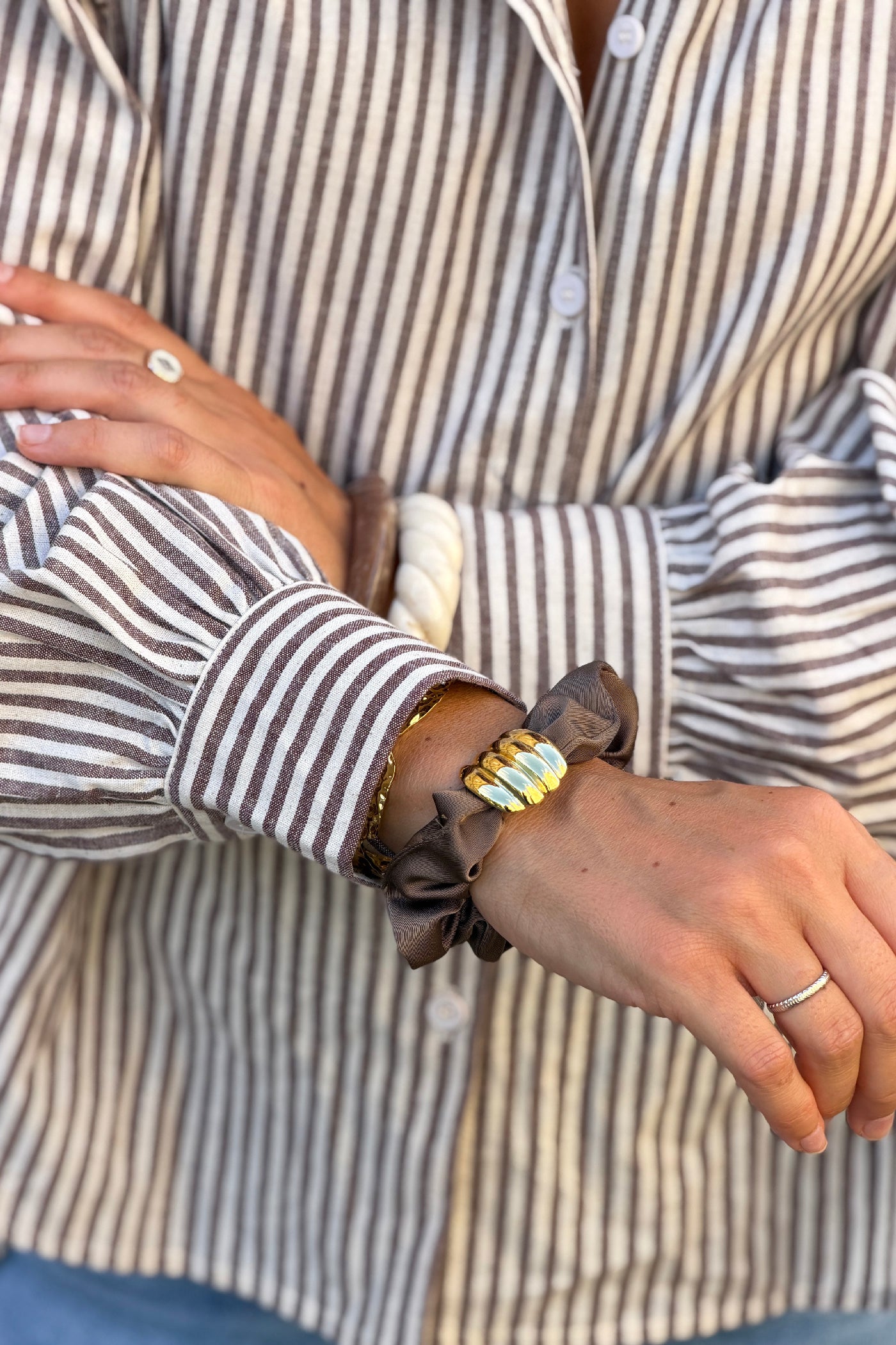 Bracelet chouchou bijou taupe avec détail doré en relief