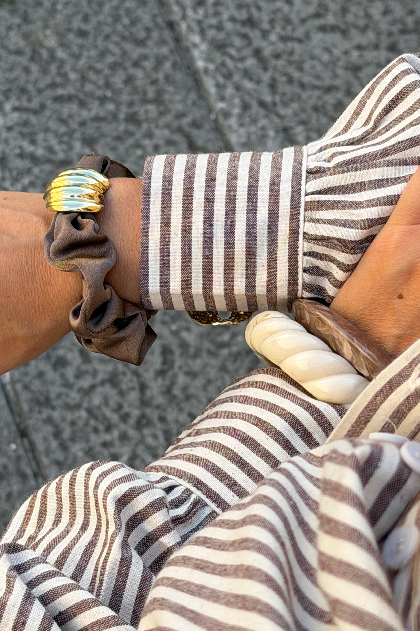 Bracelet chouchou bijou taupe avec détail doré en relief