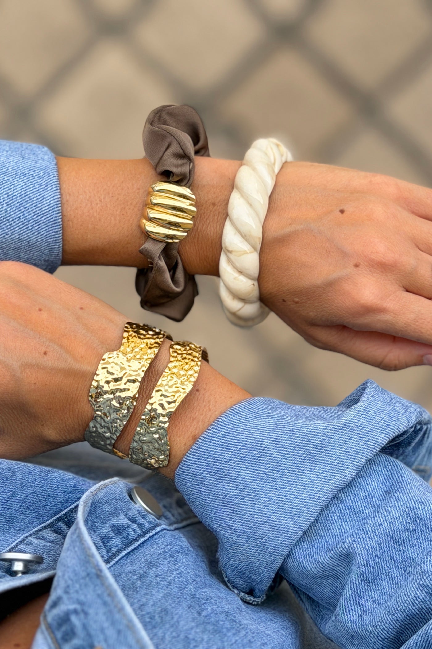 Bracelet chouchou bijou taupe avec détail doré en relief