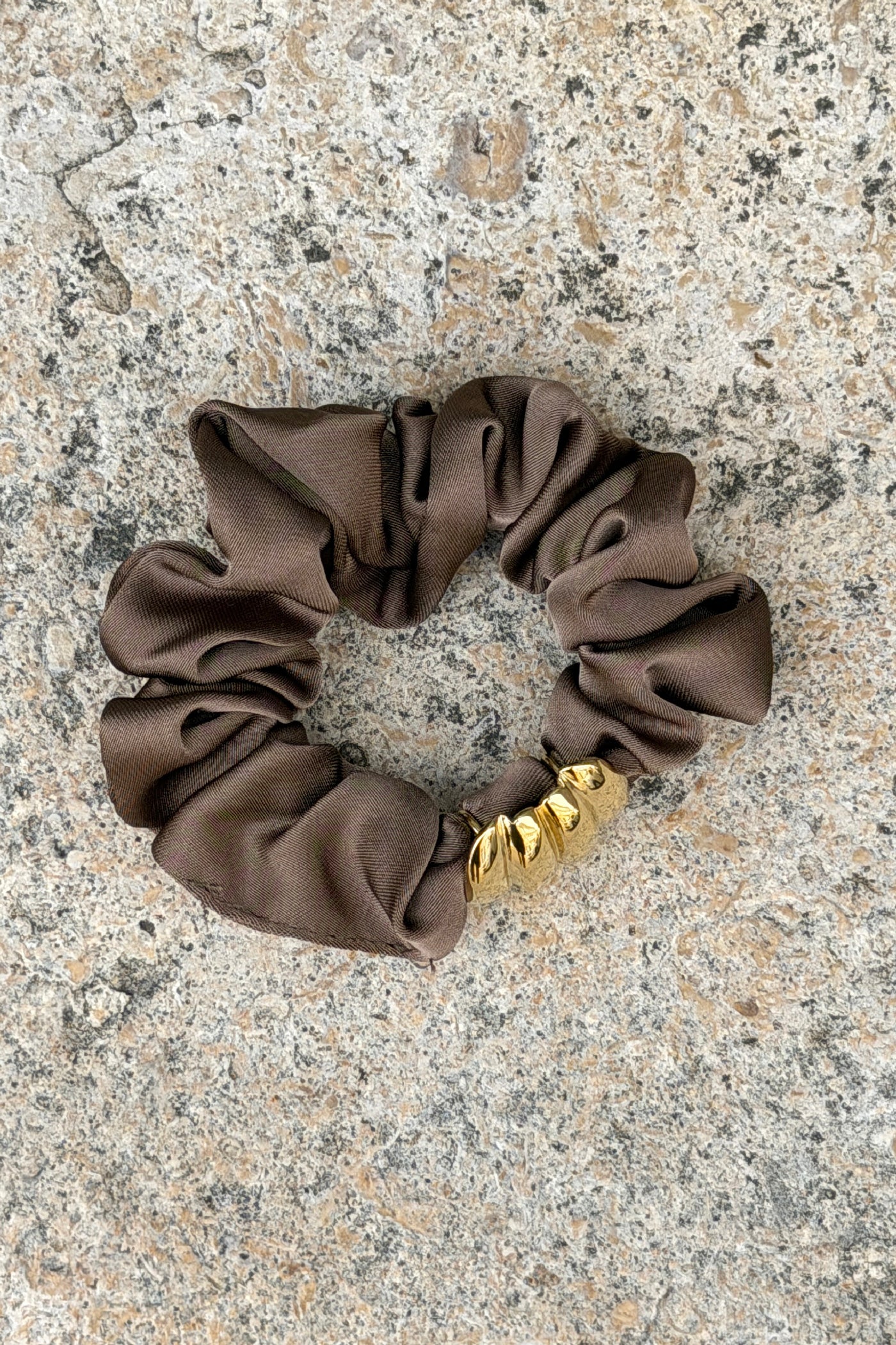 Bracelet chouchou bijou taupe avec détail doré en relief