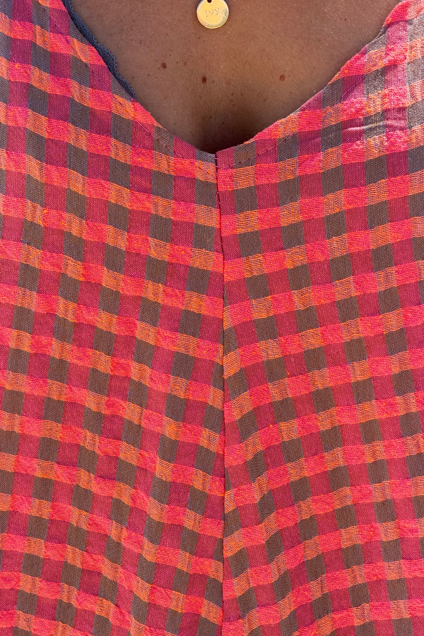 Combi pantalon à carreaux corail effet texturé bretelles nœuds
