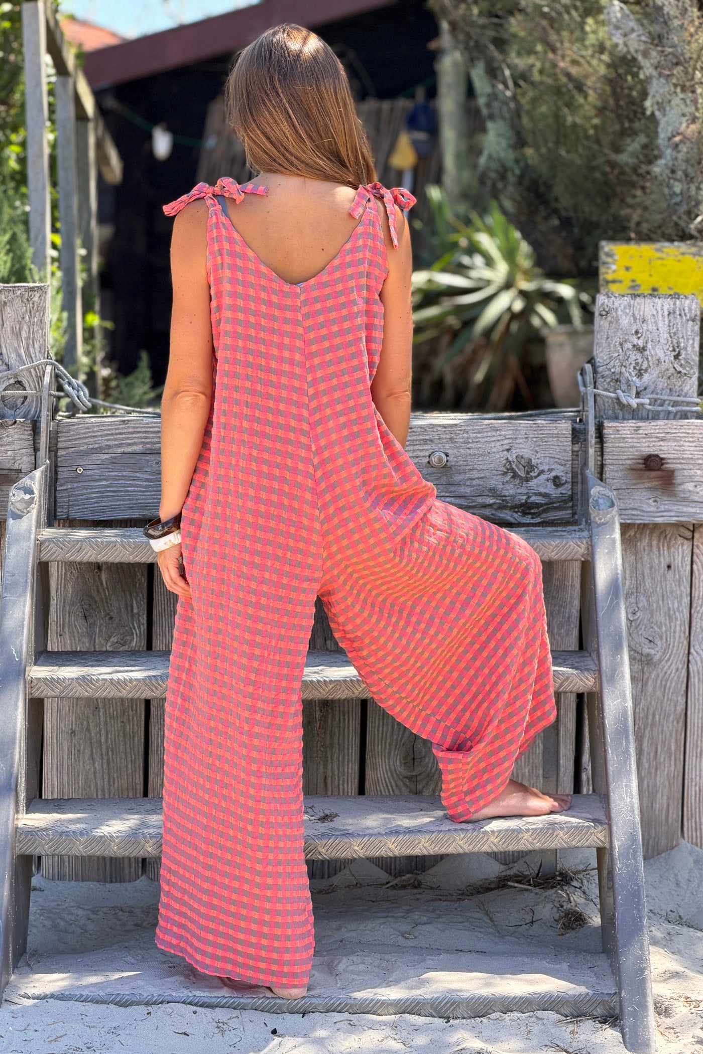 Combi pantalon à carreaux corail effet texturé bretelles nœuds