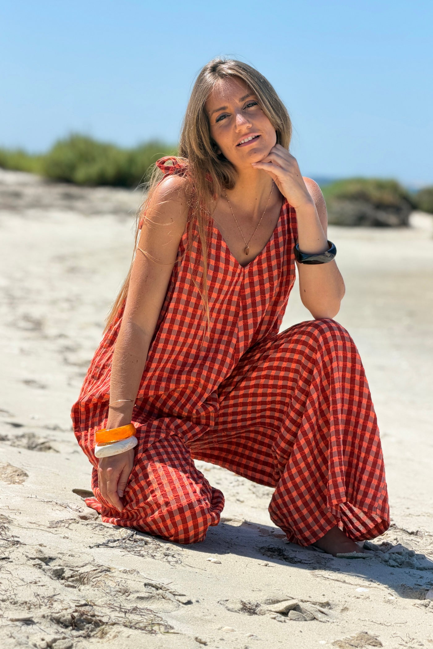 Combi pantalon à carreaux orange terracotta effet texturé bretelles nœuds