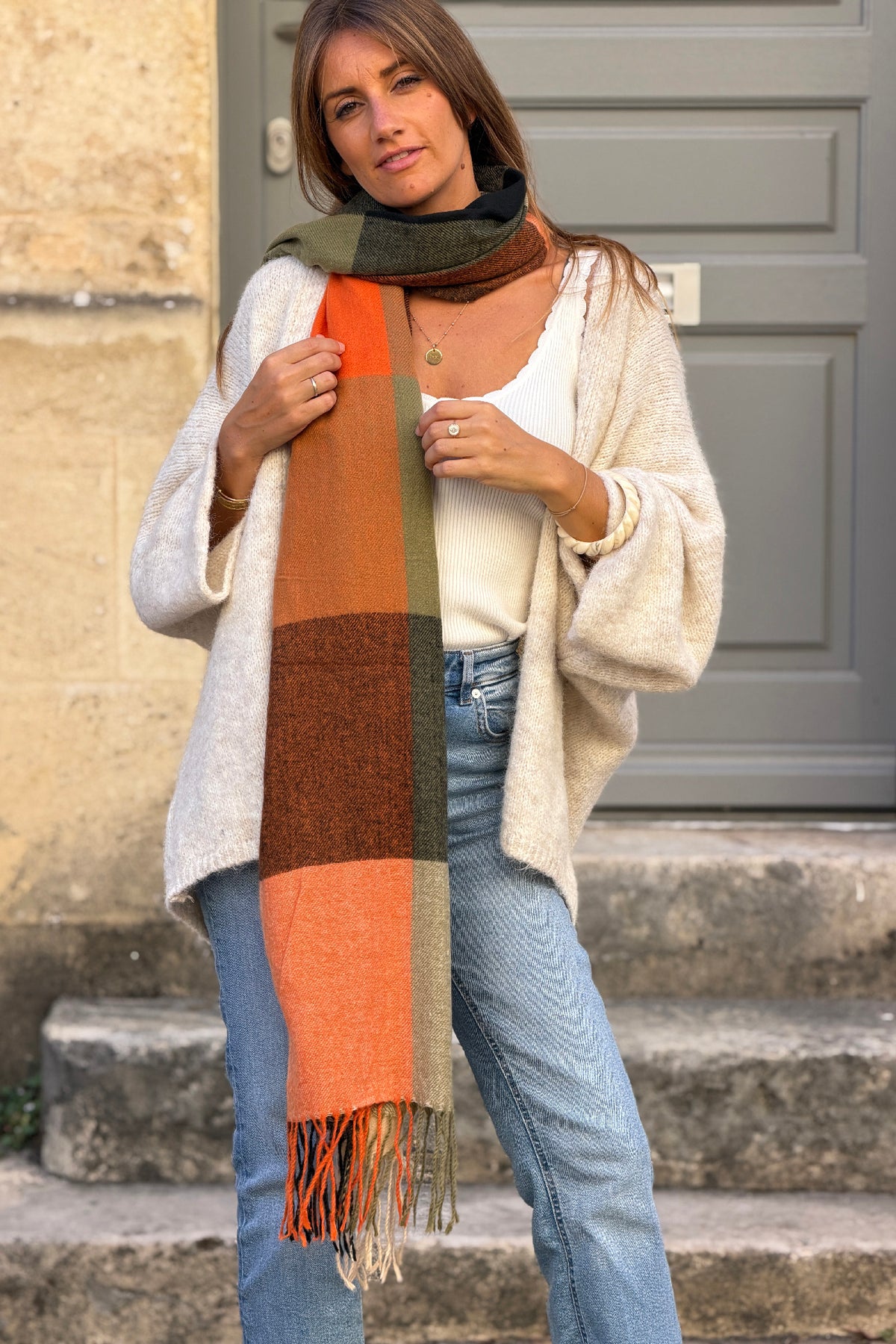 Echarpe douce à franges motif carreaux orange et kaki