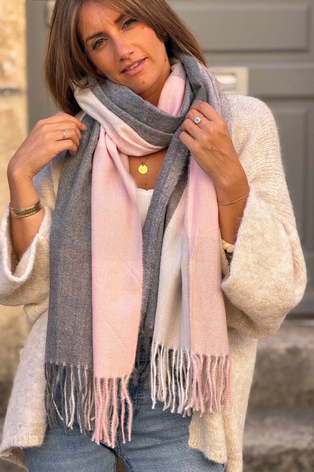 Echarpe douce à franges motif carreaux rose et gris