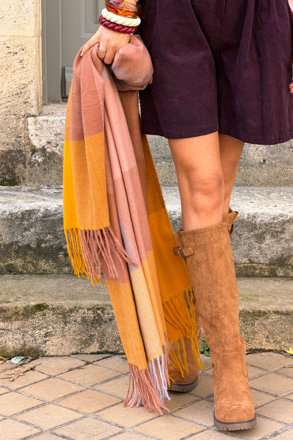Echarpe douce carrée à carreaux moutarde et rose avec franges