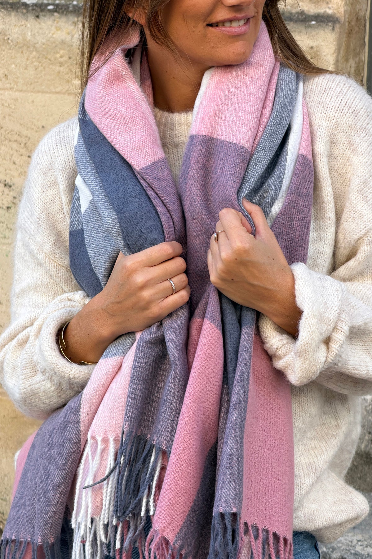 Echarpe douce carrée à carreaux rose et bleu avec franges